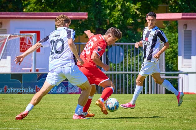 Tom Barth (VfR Aalen, 20), Ben Cahani (1. FC Normannia Gmuend, 30), Dean Melo (VfR Aalen, 18) GER, 1. FC Normannia Gmuend vs. VfR Aalen, Fussball, Freundschaftsspiel, Herren, 11.07.2026 GER, 1. FC Normannia Gmuend vs. VfR Aalen, Fussball, Freundschaftsspiel, Herren, 11.07.2026 Schwaebisch Gmünd *** Tom Barth, VfR Aalen, 20; Ben Cahani, 1 FC Normannia Gmünd, 30; Dean Melo, VfR Aalen, 18 GER; 1 FC Normannia Gmünd vs. VfR Aalen, Soccer, Friendly Match, Men s, July 11, 2026 GER, 1 FC Normannia Gmünd vs. VfR Aalen, Soccer, Friendly Match, Men s, July 11, 2026 Schwäbisch Gmünd Copyright: xEibner-Pressefoto GeraldxOelze-dexStoppanyx EP_ODS