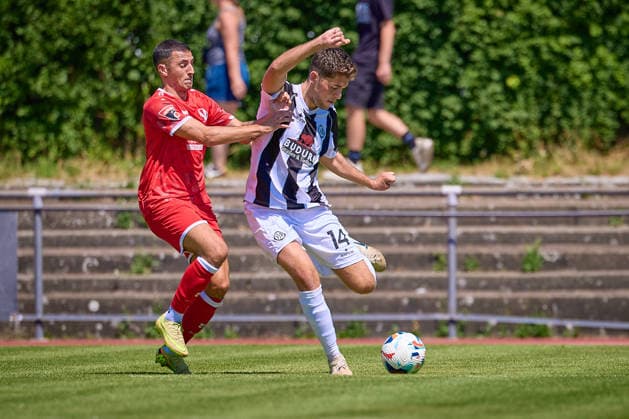 Zweikampf zwischen Valerio Avigliano (1. FC Normannia Gmuend, 21) und Niklas Antlitz (VfR Aalen, 14) GER, 1. FC Normannia Gmuend vs. VfR Aalen, Fussball, Freundschaftsspiel, Herren, 11.07.2026 GER, 1. FC Normannia Gmuend vs. VfR Aalen, Fussball, Freundschaftsspiel, Herren, 11.07.2026 Schwaebisch Gmünd *** Tackle between Valerio Avigliano (1 FC Normannia Gmuend, 21) and Niklas Antlitz (VfR Aalen, 14) GER, 1 FC Normannia Gmuend vs. VfR Aalen, Soccer, Friendly Match, Men s, July 11, 2026 GER, 1 FC Normannia Gmünd vs. VfR Aalen, soccer, friendly match, men’s, July 11, 2026 Schwäbisch Gmünd Copyright: xEibner-Pressefoto GeraldxOelze-dexStoppanyx EP_ODS