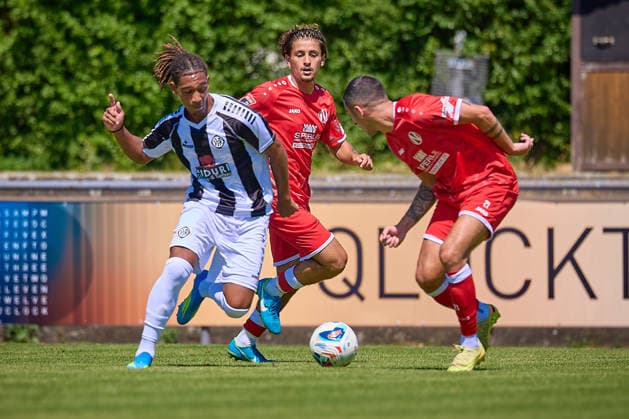Zweikampf zwischen Melvin Onos (VfR Aalen, 40), Valerio Avigliano (1. FC Normannia Gmuend, 21) GER, 1. FC Normannia Gmuend vs. VfR Aalen, Fussball, Freundschaftsspiel, Herren, 11.07.2026 GER, 1. FC Normannia Gmuend vs. VfR Aalen, Fussball, Freundschaftsspiel, Herren, 11.07.2026 Schwaebisch Gmünd *** Tackle between Melvin Onos (VfR Aalen, 40) and Valerio Avigliano (1 FC Normannia Gmünd, 21 GER), 1 FC Normannia Gmünd vs. VfR Aalen, soccer, friendly match, men s, July 11, 2026 GER, 1 FC Normannia Gmünd vs. VfR Aalen, Soccer, Friendly Match, Men s, July 11, 2026 Schwäbisch Gmünd Copyright: xEibner-Pressefoto GeraldxOelze-dexStoppanyx EP_ODS