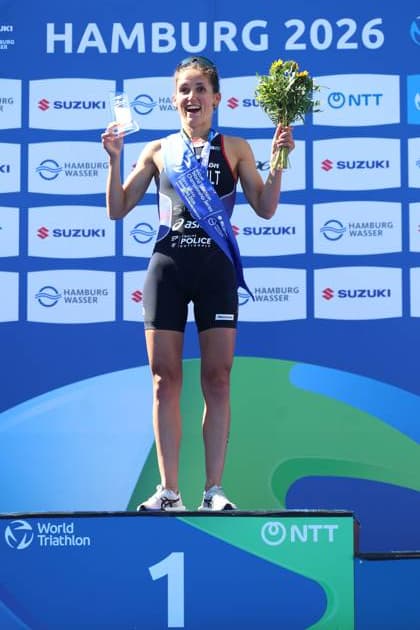 Startnummer 5 auf dem Siegerpodest mit Trophäe und Blumenstrauß. Die Siegerin präsentiert ihre Auszeichnung beim World Triathlon Event in Hamburg an der Binnenalster. Startnummer 5 gewinnt Triathlon Hamburg 2026 *** Race number 5 on the winner s podium with a trophy and a bouquet of flowers. The winner presents her award at the World Triathlon Event in Hamburg on the Binnenalster. Race number 5 wins the 2026 Hamburg Triathlon Copyright: xspeedshotx xSarahxWolfx