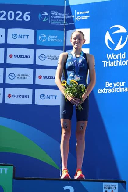 Startnummer 3 auf dem Podium der Suzuki World Triathlon Championship Series am Jungfernstieg in Hamburg. Die Athletin präsentiert stolz ihren 3. Platz mit Blumenstrauß und Medaille. Startnummer 3 landet auf den 3. Platz Suzuki World Triathlon Championship Series in Hamburg *** Athlete No. 3 on the podium at the Suzuki World Triathlon Championship Series at Jungfernstieg in Hamburg. The athlete proudly presents her third-place finish with a bouquet of flowers and a medal. Athlete No. 3 finishes in third place at the Suzuki World Triathlon Championship Series in Hamburg Copyright: xspeedshotx xSarahxWolfx