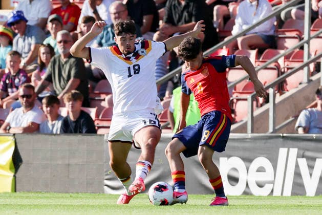 Mirza Catovic (Germany) und Quim Junyent (Spain) kaempfen um den Ball, UEFA European Under-19 Championship 2026 Final, Spain v Germany, Racecourse Ground am 11. July 2026 in Wrexham, Vereinigtes Königreich. (Foto von Marco Steinbrenner DeFodi Images) Mirza Catovic (Germany) und Quim Junyent (Spain) battle for the ball, UEFA European Under-19 Championship 2026 Final, Spain v Germany, Racecourse Ground, July 11, 2026 in Wrexham, United Kingdom. (Photo by Marco Steinbrenner DeFodi Images) - *** Mirza Catovic (Germany) and Quim Junyent (Spain) battle for the ball, 2026 UEFA European Under-19 Championship Final, Spain vs. Germany, Racecourse Ground on July 11, 2026, in Wrexham, United Kingdom. Photo by Marco Steinbrenner, DeFodi Images. Mirza Catovic (Germany) and Quim Junyent (Spain) battle for the ball, 2026 UEFA European Under-19 Championship Final, Spain vs. Germany, Racecourse Ground, July 11, 2026, in Wrexham, United Kingdom. Photo by Marco Steinbrenner, DeFodi Images