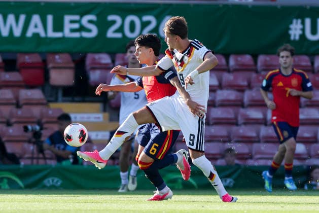 Xavi Espart (Spain) und Otto Stange (Germany) kaempfen um den Ball, UEFA European Under-19 Championship 2026 Final, Spain v Germany, Racecourse Ground am 11. July 2026 in Wrexham, Vereinigtes Königreich. (Foto von Marco Steinbrenner DeFodi Images) Xavi Espart (Spain) und Otto Stange (Germany) battle for the ball, UEFA European Under-19 Championship 2026 Final, Spain v Germany, Racecourse Ground, July 11, 2026 in Wrexham, United Kingdom. (Photo by Marco Steinbrenner DeFodi Images) - *** Xavi Espart (Spain) and Otto Stange (Germany) battle for the ball, 2026 UEFA European Under-19 Championship Final, Spain vs. Germany, Racecourse Ground on July 11, 2026, in Wrexham, United Kingdom. Photo by Marco Steinbrenner, DeFodi Images. Xavi Espart (Spain) and Otto Stange (Germany) battle for the ball, 2026 UEFA European Under-19 Championship Final, Spain vs. Germany, Racecourse Ground, July 11, 2026, in Wrexham, United Kingdom. Photo by Marco Steinbrenner, DeFodi Images