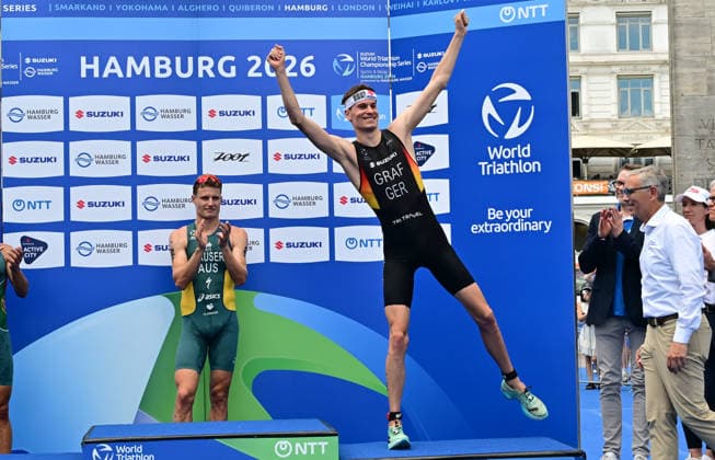 11.07.2026, GER, Triathlon, Hamburg Wasser World Triathlon, Elite, Maenner, Hamburg Drittplatzierter Henry Graf (GER) jubelt bei der Siegerehrung *** July 11, 2026, GER, Triathlon, Hamburg Wasser World Triathlon, Elite, Men, Hamburg: Third-place finisher Henry Graf (GER) celebrates at the awards ceremony nordphotoxGmbH xWitke nph00002