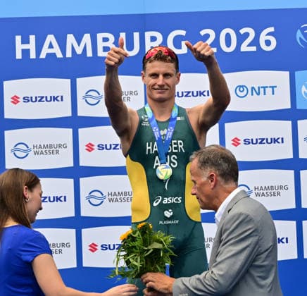 11.07.2026, GER, Triathlon, Hamburg Wasser World Triathlon, Elite, Maenner, Hamburg Sieger Matthew Hauser (AUS) jubelt bei der Siegerehrung *** July 11, 2026, GER, Triathlon, Hamburg Wasser World Triathlon, Elite, Men, Hamburg winner Matthew Hauser (AUS) celebrates at the awards ceremony nordphotoxGmbH xWitke nph00002