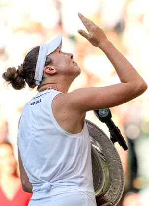 Linda Noskova celebrates victory in the Ladies Singles final Wimbledon Tennis Championships, Day 13, The All England Lawn Tennis and Croquet Club, London, UK - 11 Jul 2026London The All England Lawn Tennis and United Kingdom  Copyright: xKieranxMcManus Shutterstockx 16981032fv