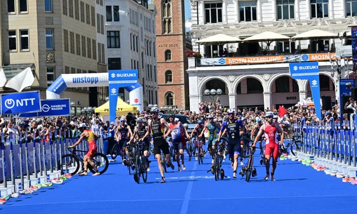 11.07.2026, GER, Triathlon, Hamburg Wasser World Triathlon, Elite, Maenner, Hamburg die Maenner beim Wechsel vom Fahrrad zum Laufen vor dem Hamburger Rathaus *** July 11, 2026, GER, Triathlon, Hamburg Wasser World Triathlon, Elite, Men, Hamburg: The men transitioning from the bike to the run in front of Hamburg City Hall nordphotoxGmbH xWitke nph00002