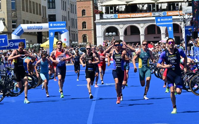 11.07.2026, GER, Triathlon, Hamburg Wasser World Triathlon, Elite, Maenner, Hamburg die Maenner beim Wechsel vom Fahrrad zum Laufen vor dem Hamburger Rathaus *** July 11, 2026, GER, Triathlon, Hamburg Wasser World Triathlon, Elite, Men, Hamburg: The men transitioning from the bike to the run in front of Hamburg City Hall nordphotoxGmbH xWitke nph00002