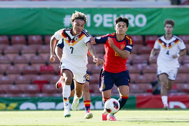 Montrell Culbreath (Germany) und Xavi Espart (Spain) kaempfen um den Ball, UEFA European Under-19 Championship 2026 Final, Spain v Germany, Racecourse Ground am 11. July 2026 in Wrexham, Vereinigtes Königreich. (Foto von Marco Steinbrenner DeFodi Images) Montrell Culbreath (Germany) und Xavi Espart (Spain) battle for the ball, UEFA European Under-19 Championship 2026 Final, Spain v Germany, Racecourse Ground, July 11, 2026 in Wrexham, United Kingdom. (Photo by Marco Steinbrenner DeFodi Images) - *** Montrell Culbreath (Germany) and Xavi Espart (Spain) battle for the ball, 2026 UEFA European Under-19 Championship Final, Spain vs. Germany, Racecourse Ground on July 11, 2026, in Wrexham, United Kingdom. Photo by Marco Steinbrenner, DeFodi Images. Montrell Culbreath (Germany) and Xavi Espart (Spain) battle for the ball, 2026 UEFA European Under-19 Championship Final, Spain vs. Germany, Racecourse Ground, July 11, 2026, in Wrexham, United Kingdom. Photo by Marco Steinbrenner, DeFodi Images