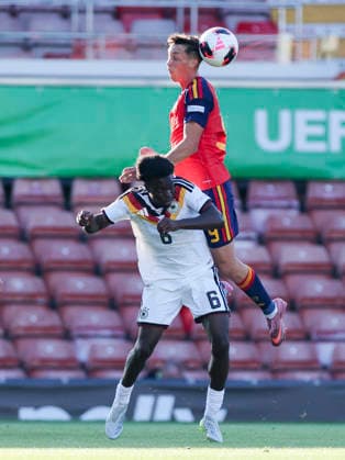 Boris Lum (Germany) und Hugo Lopez (Spain) kaempfen um den Ball, UEFA European Under-19 Championship 2026 Final, Spain v Germany, Racecourse Ground am 11. July 2026 in Wrexham, Vereinigtes Königreich. (Foto von Marco Steinbrenner DeFodi Images) Boris Lum (Germany) und Hugo Lopez (Spain) battle for the ball, UEFA European Under-19 Championship 2026 Final, Spain v Germany, Racecourse Ground, July 11, 2026 in Wrexham, United Kingdom. (Photo by Marco Steinbrenner DeFodi Images) - *** Boris Lum (Germany) and Hugo Lopez (Spain) battle for the ball, 2026 UEFA European Under-19 Championship Final, Spain vs. Germany, Racecourse Ground on July 11, 2026, in Wrexham, United Kingdom Photo by Marco Steinbrenner DeFodi Images Boris Lum (Germany) and Hugo Lopez (Spain) battle for the ball, 2026 UEFA European Under-19 Championship Final, Spain vs. Germany, Racecourse Ground, July 11, 2026, in Wrexham, United Kingdom. Photo by Marco Steinbrenner, DeFodi Images