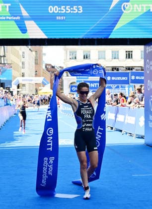 11.07.2026, GER, Triathlon, Hamburg Wasser World Triathlon, Elite, Frauen, Hamburg Siegerin Leonie Periault (FRA) laeuft durch das Ziel *** July 11, 2026, GER, Triathlon, Hamburg Wasser World Triathlon, Elite, Women, Hamburg winner Leonie Periault (FRA) crosses the finish line nordphotoxGmbH xWitke nph00002