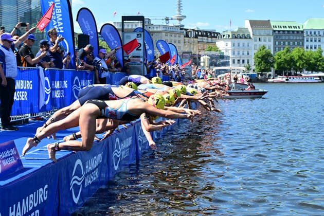 11.07.2026, GER, Triathlon, Hamburg Wasser World Triathlon, Elite, Frauen, Hamburg die Frauen beim Start am Jungfernstieg in die Alster *** July 11, 2026, GER, Triathlon, Hamburg Wasser World Triathlon, Elite, Women, Hamburg: The women at the start on Jungfernstieg, entering the Alster nordphotoxGmbH xWitke nph00002