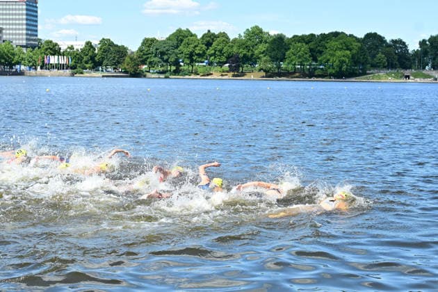 11.07.2026, GER, Triathlon, Hamburg Wasser World Triathlon, Elite, Frauen, Hamburg die Frauen beim Start am Jungfernstieg in die Alster *** July 11, 2026, GER, Triathlon, Hamburg Wasser World Triathlon, Elite, Women, Hamburg: The women at the start on Jungfernstieg, entering the Alster nordphotoxGmbH xWitke nph00002