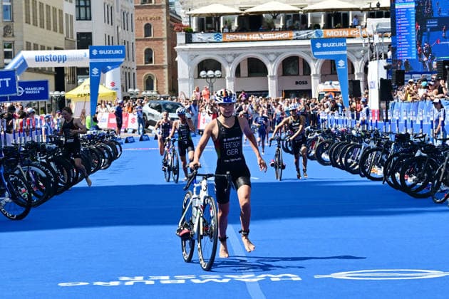 11.07.2026, GER, Triathlon, Hamburg Wasser World Triathlon, Elite, Frauen, Hamburg die Frauen in der Wechselzone vom Schwimmen zum Fahrradfahren vor dem Hamburger Rathaus angefuehrt von Lisa Tertsch (GER) *** July 11, 2026, GER, Triathlon, Hamburg Wasser World Triathlon, Elite, Women, Hamburg: The women in the transition zone from swimming to cycling in front of Hamburg City Hall, led by Lisa Tertsch (GER) nordphotoxGmbH xWitke nph00002