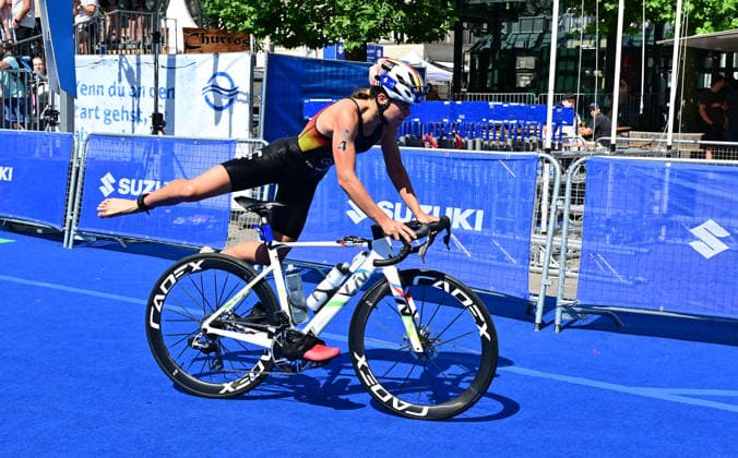 11.07.2026, GER, Triathlon, Hamburg Wasser World Triathlon, Elite, Frauen, Hamburg die Frauen in der Wechselzone vom Schwimmen zum Fahrradfahren vor dem Hamburger Rathaus angefuehrt von Lisa Tertsch (GER) *** July 11, 2026, GER, Triathlon, Hamburg Wasser World Triathlon, Elite, Women, Hamburg: The women in the transition zone from swimming to cycling in front of Hamburg City Hall, led by Lisa Tertsch (GER) nordphotoxGmbH xWitke nph00002