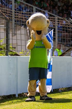 2026.07.11, xkwix, Fußball, Testspiel, FC Gütersloh - FC Schalke 04, NRG24 Stadion im Heidewald, Saison 2026 2027: Maskotchen vom FC Schalke 04 Erwin mit Fahne in der HandDFB regulations prohibit any use of photographs as image sequences and or quasi-video. Photo: xKamilxWilkowskixPressefotoKochx Nordrhein-Westfalen Deutschland *** July 11, 2026, xkwix, soccer, friendly match, FC Gütersloh vs. FC Schalke 04, NRG24 Stadium in Heidewald, 2026–2027 season. FC Schalke 04 mascot Erwin holding a flag. DFB regulations prohibit any use of photographs as image sequences and or quasi-video. Photo: xKamilxWilkowskixPressefotoKochx, North Rhine-Westphalia, Germany