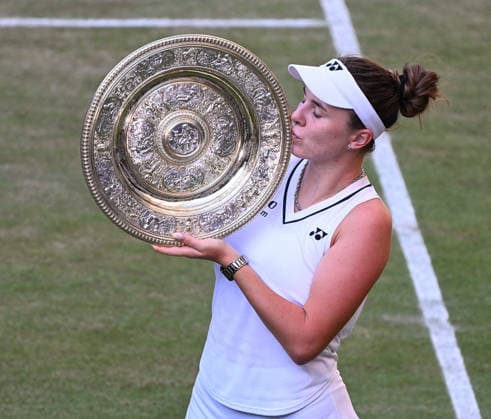 The Championships Wimbledon 2026 The Championships Wimbledon 2026 Day 13 11 07 2026 Linda Noskova (CZE) with Venus Rosewater Plate after beating compatriot Karolina Muchova (CZE) in three sets. Photo:- Roger Parker International Sports Fotos Ltd London UK Copyright: xx