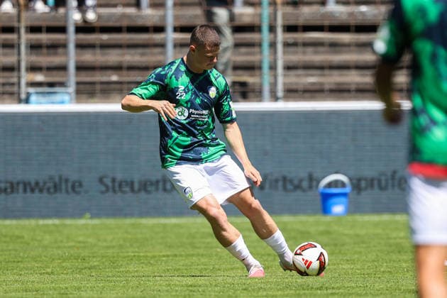 2026.07.11, xkwix, Fußball, Testspiel, FC Gütersloh - FC Schalke 04, NRG24 Stadion im Heidewald, Saison 2026 2027: Justin Lukas (FC Gütersloh 22) beim warmmachen DFB regulations prohibit any use of photographs as image sequences and or quasi-video. Photo: xKamilxWilkowskixPressefotoKochx Nordrhein-Westfalen Deutschland *** July 11, 2026, xkwix, soccer, friendly match, FC Gütersloh vs. FC Schalke 04, NRG24 Stadium in Heidewald, 2026–2027 season: Justin Lukas of FC Gütersloh 22 warming up. DFB regulations prohibit any use of photographs as image sequences and or quasi-video. Photo: xKamilxWilkowskixPressefotoKochx, North Rhine-Westphalia, Germany