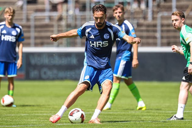 2026.07.11, xkwix, Fußball, Testspiel, FC Gütersloh - FC Schalke 04, NRG24 Stadion im Heidewald, Saison 2026 2027: Kenan Karaman (FC Schalke 04 19) beim Torschuss beimwarmmachen DFB regulations prohibit any use of photographs as image sequences and or quasi-video. Photo: xKamilxWilkowskixPressefotoKochx Nordrhein-Westfalen Deutschland *** July 11, 2026, xkwix, soccer, friendly match, FC Gütersloh vs. FC Schalke 04, NRG24 Stadion im Heidewald, 2026–2027 season: Kenan Karaman of FC Schalke 04, No. 19, taking a shot during warm-ups. DFB regulations prohibit any use of photographs as image sequences and or quasi-video. Photo: xKamilxWilkowskixPressefotoKochx, North Rhine-Westphalia, Germany