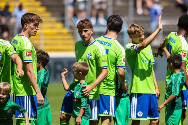 2026.07.11, xkwix, Fußball, Testspiel, FC Gütersloh - FC Schalke 04, NRG24 Stadion im Heidewald, Saison 2026 2027: Schalke Spieler winken mit den Ballkindern zu den Fans vor Anpfiff DFB regulations prohibit any use of photographs as image sequences and or quasi-video. Photo: xKamilxWilkowskixPressefotoKochx Nordrhein-Westfalen Deutschland *** July 11, 2026, xkwix, soccer, friendly match, FC Gütersloh vs. FC Schalke 04, NRG24 Stadium in Heidewald, 2026–2027 season; Schalke players wave to the fans with the ball girls before kickoff. DFB regulations prohibit any use of photographs as image sequences and or quasi-video. Photo: xKamilxWilkowskixPressefotoKochx, North Rhine-Westphalia, Germany