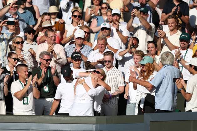 Linda Noskova celebrates victory in the Ladies Singles final Wimbledon Tennis Championships, Day 13, The All England Lawn Tennis and Croquet Club, London, UK - 11 Jul 2026London The All England Lawn Tennis and United Kingdom  Copyright: xKieranxMcManus Shutterstockx 16981032fz