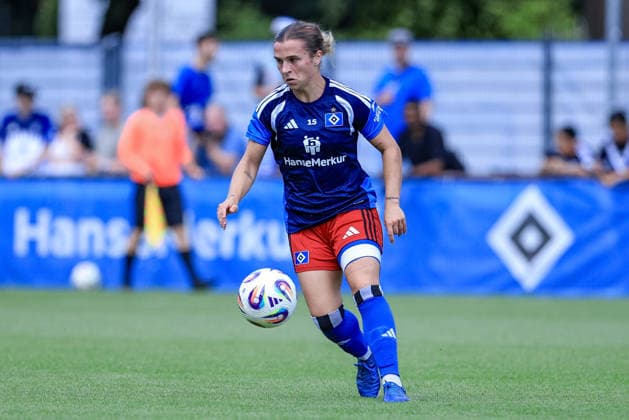 Leila Peneau (Hamburger SV, ) am Ball, Freisteller, Einzelbild, Ganzkörper, Aktion, Action, Spielszene, 11.07.2026, Hamburg (Deutschland), Fussball, Testspiel Frauen, Hamburger SV - Hertha BSC *** Leila Peneau, Hamburger SV, on the ball, cutout, single frame, full body, action, game scene, July 11, 2026, Hamburg, Germany, soccer, women s friendly match, Hamburger SV vs. Hertha BSC xobx