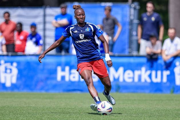 Magou Doucoure (Hamburger SV, HSV, 2) am Ball, Freisteller, Einzelbild, Ganzkörper, Aktion, Action, Spielszene, 11.07.2026, Hamburg (Deutschland), Fussball, Testspiel Frauen, Hamburger SV - Hertha BSC *** Magou Doucoure, Hamburger SV (HSV), 2 players on the ball, cutout, single image, full body, action, game scene, July 11, 2026, Hamburg, Germany, soccer, women s friendly match, Hamburger SV vs. Hertha BSC xobx