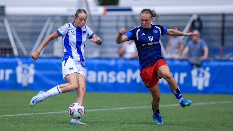 v.li.: Elfie Wellhausen (Hertha BSC, 11) und Annaleen Böhler (Hamburger SV, HSV, 6) im Zweikampf, Duell, Dynamik, Aktion, Action, Spielszene, 11.07.2026, Hamburg (Deutschland), Fussball, Testspiel Frauen, Hamburger SV - Hertha BSC *** From left: Elfie Wellhausen (Hertha BSC), 11, and Annaleen Böhler (Hamburger SV, HSV), 6, in a one-on-one battle, duel, dynamic moment, action, game scene, July 11, 2026, Hamburg, Germany, soccer, women’s friendly match, Hamburger SV vs. Hertha BSC xobx