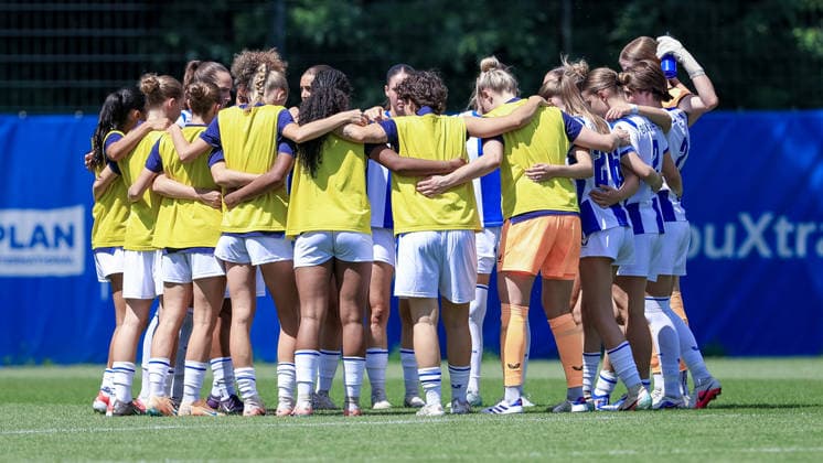 Spielerinnen von Hertha BSC schwören sich mit einem Mannschaftskreis ein, Teamkreis, Ansprache, Motivation, 11.07.2026, Hamburg (Deutschland), Fussball, Testspiel Frauen, Hamburger SV - Hertha BSC *** Hertha BSC women s soccer players hold a team huddle, team huddle, pep talk, motivation, July 11, 2026, Hamburg, Germany, soccer, women s friendly match, Hamburger SV vs. Hertha BSC xobx