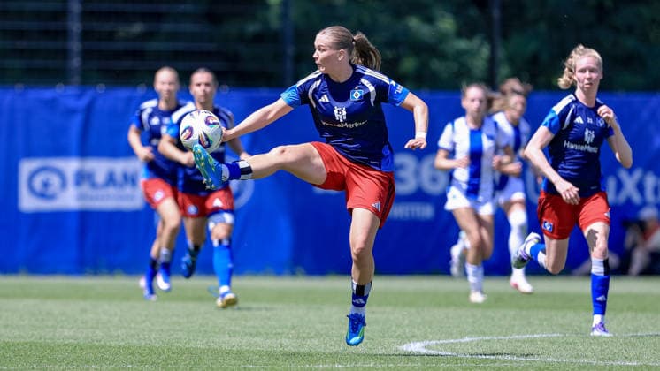 Annaleen Böhler (Hamburger SV, HSV, 6) am Ball, Einzelbild, Ganzkörper, Aktion, Action, Spielszene, 11.07.2026, Hamburg (Deutschland), Fussball, Testspiel Frauen, Hamburger SV - Hertha BSC *** Annaleen Böhler, Hamburger SV (HSV), 6 on the ball, single shot, full body, action, game scene, July 11, 2026, Hamburg, Germany, soccer, women s friendly match, Hamburger SV vs. Hertha BSC xobx