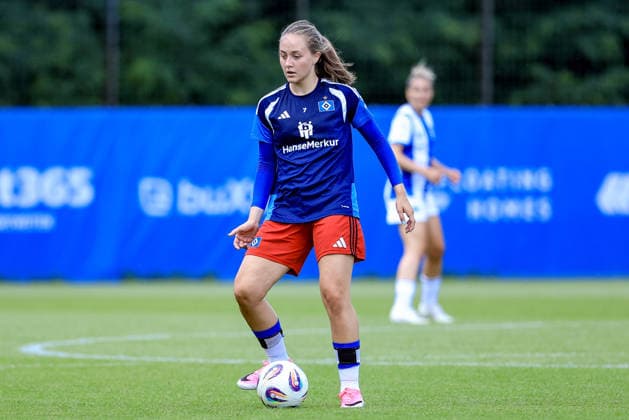 Camilla Linberg (Hamburger SV, HSV, 7) am Ball, Einzelbild, Ganzkörper, Aktion, Action, Spielszene, 11.07.2026, Hamburg (Deutschland), Fussball, Testspiel Frauen, Hamburger SV - Hertha BSC *** Camilla Linberg, Hamburger SV (HSV), 7 on the Ball, Single Frame, Full Body, Action, Game Scene, July 11, 2026, Hamburg, Germany, Soccer, Women s Friendly Match, Hamburger SV vs. Hertha BSC xobx