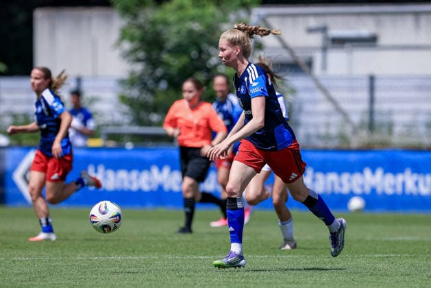 Jaqueline Dönges (Hamburger SV, HSV, 21) am Ball, Einzelbild, Ganzkörper, Aktion, Action, Spielszene, 11.07.2026, Hamburg (Deutschland), Fussball, Testspiel Frauen, Hamburger SV - Hertha BSC *** Jaqueline Dönges, Hamburger SV (HSV), 21 with the ball, single frame, full body, action, game scene, July 11, 2026, Hamburg, Germany, soccer, women s friendly match, Hamburger SV vs. Hertha BSC xobx
