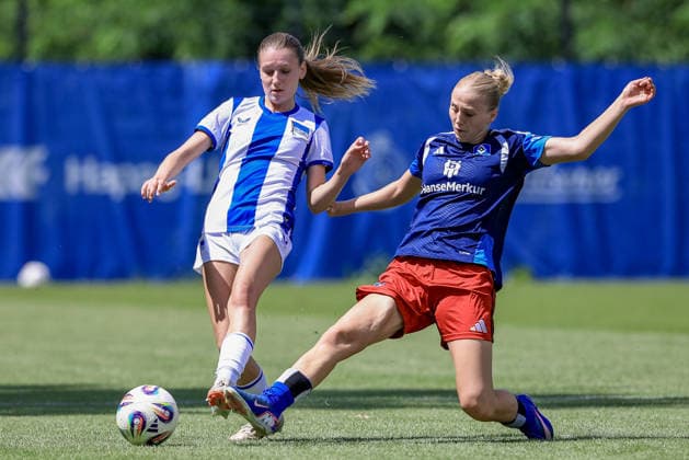 v.li.: Amelie Blättner (Hertha BSC, 26) und Paulina Bartz (Hamburger SV, HSV, 37) im Zweikampf, Duell, Dynamik, Aktion, Action, Spielszene, 11.07.2026, Hamburg (Deutschland), Fussball, Testspiel Frauen, Hamburger SV - Hertha BSC *** From left: Amelie Blättner (Hertha BSC), 26, and Paulina Bartz (Hamburger SV, HSV), 37, in a one-on-one battle, duel, dynamic moment, action, game scene, July 11, 2026, Hamburg, Germany, soccer, women’s friendly match, Hamburger SV vs. Hertha BSC xobx