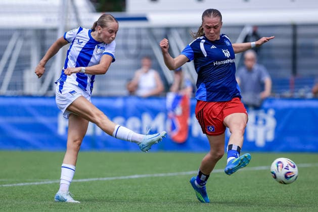 v.li.: Torschützin Elfie Wellhausen (Hertha BSC, 11) erzielt das Tor, Treffer, Highlight, Torerfolg, Annaleen Böhler (Hamburger SV, HSV, 6), 11.07.2026, Hamburg (Deutschland), Fussball, Testspiel Frauen, Hamburger SV - Hertha BSC *** v li Goal scorer Elfie Wellhausen, Hertha BSC, 11 scores the goal, goal, highlight, goal scored, Annaleen Böhler, Hamburger SV, HSV, 6, July 11, 2026, Hamburg, Germany, soccer, women’s friendly, Hamburger SV vs. Hertha BSC xobx