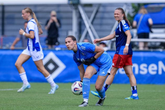 Jule Baum (Torhüterin, Torwart, Hamburger SV, 36) am Ball, Einzelbild, Ganzkörper, Aktion, Action, Spielszene, 11.07.2026, Hamburg (Deutschland), Fussball, Testspiel Frauen, Hamburger SV - Hertha BSC *** Jule Baum, Goalkeeper, Hamburger SV, 36 with the ball, single frame, full body, action, game scene, July 11, 2026, Hamburg, Germany, soccer, women s friendly match, Hamburger SV vs. Hertha BSC xobx