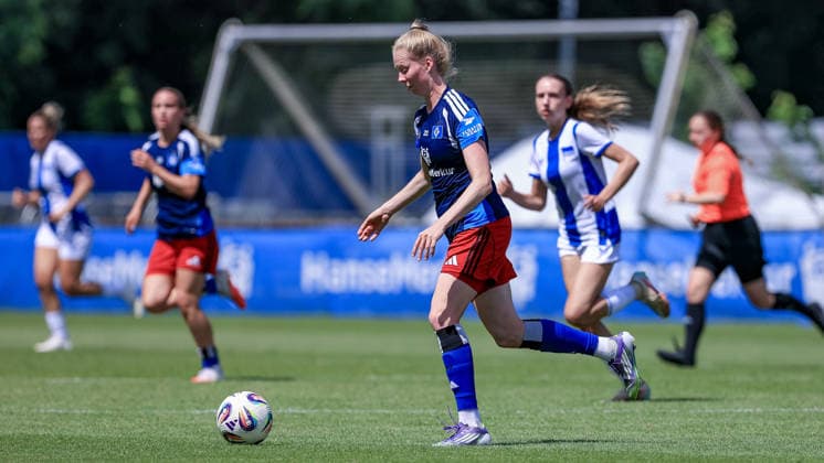 Jaqueline Dönges (Hamburger SV, HSV, 21) am Ball, Einzelbild, Ganzkörper, Aktion, Action, Spielszene, 11.07.2026, Hamburg (Deutschland), Fussball, Testspiel Frauen, Hamburger SV - Hertha BSC *** Jaqueline Dönges, Hamburger SV (HSV), 21 with the ball, single frame, full body, action, game scene, July 11, 2026, Hamburg, Germany, soccer, women s friendly match, Hamburger SV vs. Hertha BSC xobx