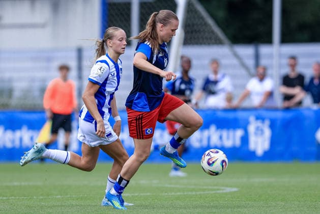 v.li.: Elfie Wellhausen (Hertha BSC, 11) und Annaleen Böhler (Hamburger SV, HSV, 6) im Zweikampf, Duell, Dynamik, Aktion, Action, Spielszene, 11.07.2026, Hamburg (Deutschland), Fussball, Testspiel Frauen, Hamburger SV - Hertha BSC *** From left: Elfie Wellhausen (Hertha BSC), 11, and Annaleen Böhler (Hamburger SV, HSV), 6, in a one-on-one battle, duel, dynamic moment, action, game scene, July 11, 2026, Hamburg, Germany, soccer, women’s friendly match, Hamburger SV vs. Hertha BSC xobx