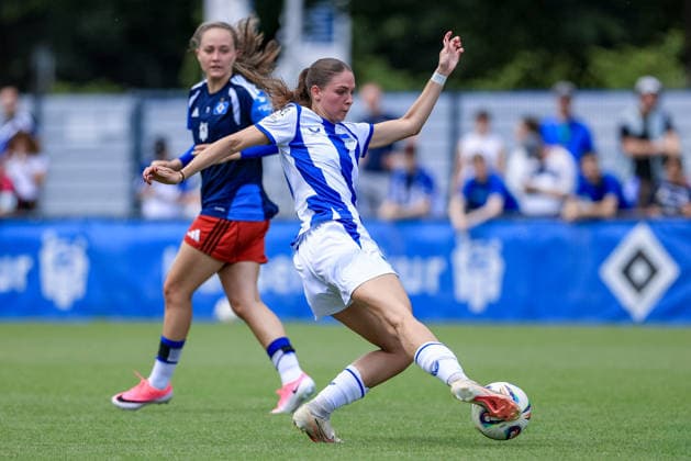 Ella Mettner (Hertha BSC, 13) am Ball, Einzelbild, Ganzkörper, Aktion, Action, Spielszene, 11.07.2026, Hamburg (Deutschland), Fussball, Testspiel Frauen, Hamburger SV - Hertha BSC *** Ella Mettner, Hertha BSC, No. 13 with the ball, single frame, full body, action, game scene, July 11, 2026, Hamburg, Germany, soccer, women s friendly match, Hamburger SV vs. Hertha BSC xobx