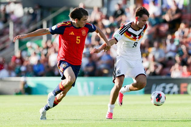 Andres Cuenca (Spain) und Otto Stange (Germany) kaempfen um den Ball, UEFA European Under-19 Championship 2026 Final, Spain v Germany, Racecourse Ground am 11. July 2026 in Wrexham, Vereinigtes Königreich. (Foto von Marco Steinbrenner DeFodi Images) Andres Cuenca (Spain) und Otto Stange (Germany) battle for the ball, UEFA European Under-19 Championship 2026 Final, Spain v Germany, Racecourse Ground, July 11, 2026 in Wrexham, United Kingdom. (Photo by Marco Steinbrenner DeFodi Images) - *** Andres Cuenca (Spain) and Otto Stange (Germany) battle for the ball, 2026 UEFA European Under-19 Championship Final, Spain vs. Germany, Racecourse Ground on July 11, 2026, in Wrexham, United Kingdom. Photo by Marco Steinbrenner, DeFodi Images. Andres Cuenca (Spain) and Otto Stange (Germany) battle for the ball, 2026 UEFA European Under-19 Championship Final, Spain vs. Germany, Racecourse Ground, July 11, 2026, in Wrexham, United Kingdom. Photo by Marco Steinbrenner, DeFodi Images