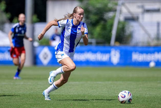 Elfie Wellhausen (Hertha BSC, 11) am Ball, Einzelbild, Ganzkörper, Aktion, Action, Spielszene, 11.07.2026, Hamburg (Deutschland), Fussball, Testspiel Frauen, Hamburger SV - Hertha BSC *** Elfie Wellhausen, Hertha BSC, No. 11 with the ball, single frame, full body, action, game scene, July 11, 2026, Hamburg, Germany, soccer, women s friendly match, Hamburger SV vs. Hertha BSC xobx