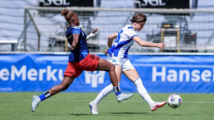 v.li.: Magou Doucoure (Hamburger SV, HSV, 2) und Johanna Seifert (Hertha BSC, 25) im Zweikampf, Duell, Dynamik, Aktion, Action, Spielszene, 11.07.2026, Hamburg (Deutschland), Fussball, Testspiel Frauen, Hamburger SV - Hertha BSC *** v li Magou Doucoure, Hamburger SV (HSV), 2, and Johanna Seifert, Hertha BSC, 25, in a one-on-one, duel, dynamic moment, action, game scene, July 11, 2026, Hamburg, Germany, soccer, women’s friendly, Hamburger SV vs. Hertha BSC xobx