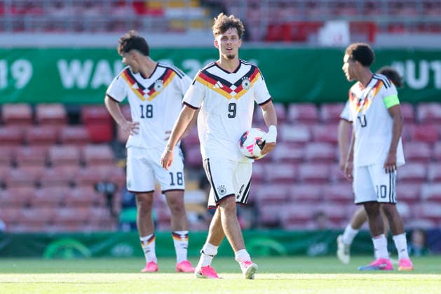 Otto Stange (Germany) schaut enttaeuscht, UEFA European Under-19 Championship 2026 Final, Spain v Germany, Racecourse Ground am 11. July 2026 in Wrexham, Vereinigtes Königreich. (Foto von Marco Steinbrenner DeFodi Images) Otto Stange (Germany) looks dejected, UEFA European Under-19 Championship 2026 Final, Spain v Germany, Racecourse Ground, July 11, 2026 in Wrexham, United Kingdom. (Photo by Marco Steinbrenner DeFodi Images) - *** Otto Stange of Germany looks disappointed, 2026 UEFA European Under-19 Championship Final, Spain vs. Germany, Racecourse Ground on July 11, 2026, in Wrexham, United Kingdom Photo by Marco Steinbrenner DeFodi Images Otto Stange of Germany looks dejected, UEFA European Under-19 Championship 2026 Final, Spain vs. Germany, Racecourse Ground, July 11, 2026, in Wrexham, United Kingdom. Photo by Marco Steinbrenner, DeFodi Images