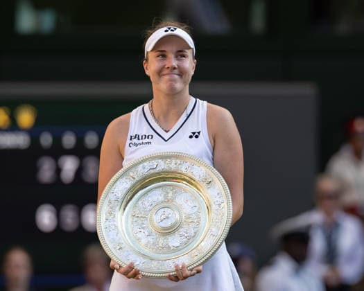 Linda Noskova (CZE) mit dem Pokal, Venus Rosewater Dish, Damen Einzel, Ladies Singles, Siegerehrung, Praesentation Tennis - Wimbledon 2026 - Grand Slam ITF ATP, Tennis Herren WTA, Tennis Damen - AELTC - London - - Great Britain - 11 July 2026. *** Linda Noskova (CZE) with the trophy, Venus Rosewater Dish, Women s Singles, Awards Ceremony, Presentation, Tennis, Wimbledon 2026, Grand Slam, ITF, ATP, WTA, AELTC, London, Great Britain, July 11, 2026 Copyright: xJuergenxHasenkopfx
