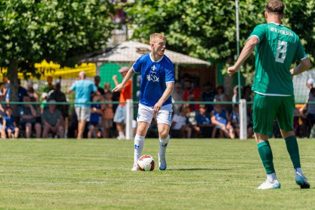 Spielszene, Freisteller Kai Klefisch (SV Darmstadt 98, 17) mit Ball sucht eine Anspielstation, GER, VfR Fehlheim vs. SV Darmstadt 98, Fussball, Testspiel, Saison 2026 2027, 11.07.2026, DFL REGULATIONS PROHIBIT ANY USE OF PHOTOGRAPHS AS IMAGE SEQUENCES AND OR QUASI-VIDEO, GER, VfR Fehlheim vs. SV Darmstadt 98, Fussball, Testspiel, Saison 2026 2027, 11.07.2026 Bensheim-Fehlheim *** Game scene, cutout of Kai Klefisch (SV Darmstadt 98), No. 17 with the ball looking for a teammate to pass to, GER, VfR Fehlheim vs. SV Darmstadt 98, soccer, friendly match, 2026–2027 season, July 11, 2026, DFL regulations prohibit any use of photographs as image sequences and or quasi-video, GER, VfR Fehlheim vs. SV Darmstadt 98, soccer, friendly match, 2026–2027 season, July 11, 2026, Bensheim Fehlheim Copyright: xEibner-Pressefoto J-NxGroemlingx EP_JGG