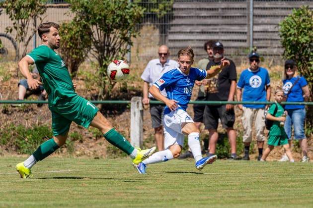 Spielszene, Kelvin Kunstmann (SV Darmstadt 98, 51) bringt einen Ball in den Strafraum, l. Kevin Lortz (VfR Fehlheim, 17), GER, VfR Fehlheim vs. SV Darmstadt 98, Fussball, Testspiel, Saison 2026 2027, 11.07.2026, DFL REGULATIONS PROHIBIT ANY USE OF PHOTOGRAPHS AS IMAGE SEQUENCES AND OR QUASI-VIDEO, GER, VfR Fehlheim vs. SV Darmstadt 98, Fussball, Testspiel, Saison 2026 2027, 11.07.2026 Bensheim-Fehlheim *** Match action: Kelvin Kunstmann (SV Darmstadt 98, No. 51) plays the ball into the penalty area; Kevin Lortz (VfR Fehlheim, No. 17), GER, VfR Fehlheim vs. SV Darmstadt 98, soccer, friendly match, 2026–2027 season, July 11, 2026, DFL regulations prohibit any use of photographs as image sequences and or quasi-video, GER, VfR Fehlheim vs. SV Darmstadt 98, Soccer, Friendly Match, 2026–2027 Season, July 11, 2026, Bensheim, Fehlheim Copyright: xEibner-Pressefoto J-NxGroemlingx EP_JGG