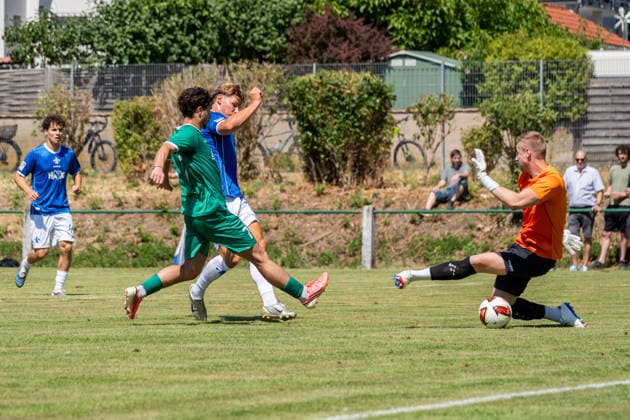 Spielszene, Torschuss, Abschluss, Schuss, Fynn-Luca Lakenmacher (SV Darmstadt 98, 19) erzielt den Treffer zum 0:1, GER, VfR Fehlheim vs. SV Darmstadt 98, Fussball, Testspiel, Saison 2026 2027, 11.07.2026, DFL REGULATIONS PROHIBIT ANY USE OF PHOTOGRAPHS AS IMAGE SEQUENCES AND OR QUASI-VIDEO, GER, VfR Fehlheim vs. SV Darmstadt 98, Fussball, Testspiel, Saison 2026 2027, 11.07.2026 Bensheim-Fehlheim *** Game play, shot on goal, finish, shot, Fynn Luca Lakenmacher of SV Darmstadt 98, 19, scores the goal to make it 0–1, GER, VfR Fehlheim vs. SV Darmstadt 98, soccer, friendly match, 2026–2027 season, July 11, 2026, DFL regulations prohibit any use of photographs as image sequences and or quasi-video, GER, VfR Fehlheim vs. SV Darmstadt 98, soccer, friendly match, 2026–2027 season, July 11, 2026, Bensheim, Fehlheim Copyright: xEibner-Pressefoto J-NxGroemlingx EP_JGG