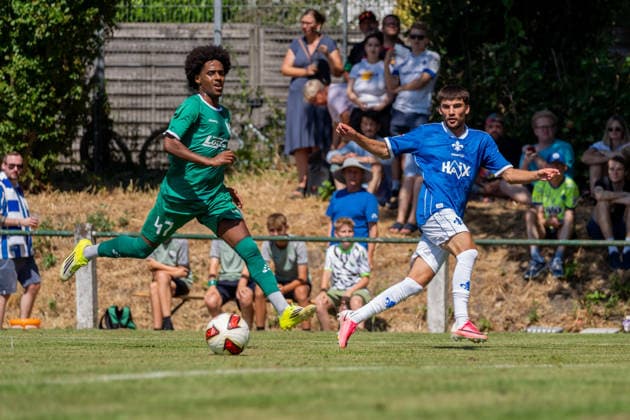Spielszene, Flanke, Pass, Passspiel Ibrahim El Kadiri (SV Darmstadt 98, 11) bringt einen Ball herein, l. Amanuel Abreha (VfR Fehlheim, 47, GER, VfR Fehlheim vs. SV Darmstadt 98, Fussball, Testspiel, Saison 2026 2027, 11.07.2026, DFL REGULATIONS PROHIBIT ANY USE OF PHOTOGRAPHS AS IMAGE SEQUENCES AND OR QUASI-VIDEO, GER, VfR Fehlheim vs. SV Darmstadt 98, Fussball, Testspiel, Saison 2026 2027, 11.07.2026 Bensheim-Fehlheim *** Match highlight, cross, pass, passing play: Ibrahim El Kadiri (SV Darmstadt 98, 11) sends in a ball to Amanuel Abreha (VfR Fehlheim, 47), GER, VfR Fehlheim vs. SV Darmstadt 98, soccer, friendly match, 2026–2027 season, July 11, 2026, DFL regulations prohibit any use of photographs as image sequences and or quasi-video, GER, VfR Fehlheim vs. SV Darmstadt 98, soccer, friendly match, 2026–2027 season, July 11, 2026, Bensheim Fehlheim Copyright: xEibner-Pressefoto J-NxGroemlingx EP_JGG