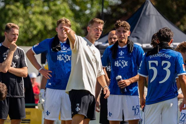 Spielszene, Florian Kohfeldt (SV Darmstadt 98, Cheftrainer) gibt seinen Spielern Anweisungen waehrend einer Trinkpause, GER, VfR Fehlheim vs. SV Darmstadt 98, Fussball, Testspiel, Saison 2026 2027, 11.07.2026, DFL REGULATIONS PROHIBIT ANY USE OF PHOTOGRAPHS AS IMAGE SEQUENCES AND OR QUASI-VIDEO, GER, VfR Fehlheim vs. SV Darmstadt 98, Fussball, Testspiel, Saison 2026 2027, 11.07.2026 Bensheim-Fehlheim *** Game scene: Florian Kohfeldt of SV Darmstadt 98, head coach, gives instructions to his players during a water break, GER, VfR Fehlheim vs. SV Darmstadt 98, soccer, friendly match, 2026–2027 season, July 11, 2026, DFL regulations prohibit any use of photographs as image sequences and or quasi-video, GER, VfR Fehlheim vs. SV Darmstadt 98, soccer, friendly match, 2026–2027 season, July 11, 2026, Bensheim, Fehlheim Copyright: xEibner-Pressefoto J-NxGroemlingx EP_JGG