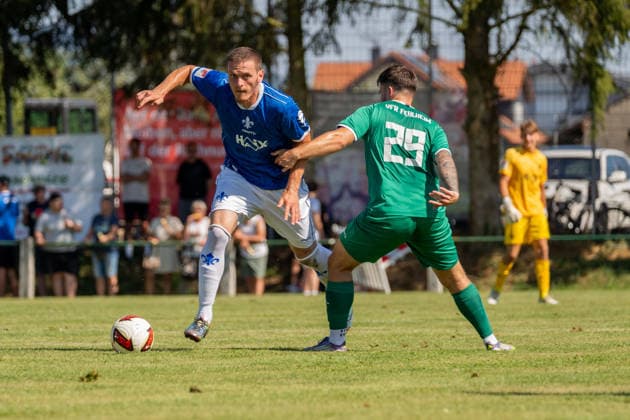 Spielszene, Dribbling, Zweikampf, v.l. Meldin Dreskovic (SV Darmstadt 98, 14), Tim Hechler (VfR Fehlheim, 29), GER, VfR Fehlheim vs. SV Darmstadt 98, Fussball, Testspiel, Saison 2026 2027, 11.07.2026, DFL REGULATIONS PROHIBIT ANY USE OF PHOTOGRAPHS AS IMAGE SEQUENCES AND OR QUASI-VIDEO, GER, VfR Fehlheim vs. SV Darmstadt 98, Fussball, Testspiel, Saison 2026 2027, 11.07.2026 Bensheim-Fehlheim *** Game action, dribbling, tackle, from left: Meldin Dreskovic, SV Darmstadt 98, 14, Tim Hechler, VfR Fehlheim, 29, GER, VfR Fehlheim vs. SV Darmstadt 98, soccer, friendly match, 2026–2027 season, July 11, 2026, DFL regulations prohibit any use of photographs as image sequences and or quasi-video, GER, VfR Fehlheim vs. SV Darmstadt 98, soccer, friendly match, 2026–2027 season, July 11, 2026, Bensheim Fehlheim Copyright: xEibner-Pressefoto J-NxGroemlingx EP_JGG