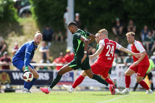 Torschütze Robert Glatzel (M.,VfL Wolfsburg) trifft zum Tor - Testspiel Sommervorbereitung Fussball Saison 2026-2027 FSV Schöningen vs. VfL Wolfsburg im Elmstadion in Schöningen - Aktion,Fussball,Deutschland,Mann,Männer,11.07.2026 *** Goal scorer Robert Glatzel (M), VfL Wolfsburg, scores a goal in a preseason friendly for the 2026–2027 soccer season: FSV Schöningen vs. VfL Wolfsburg at the Elmstadion in Schöningen. Action, soccer, Germany, man,Men, July 11, 2026